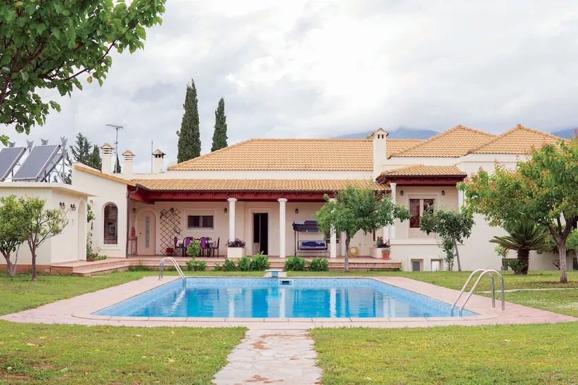Beautiful Villa With Private Garden And Pool - Image 1