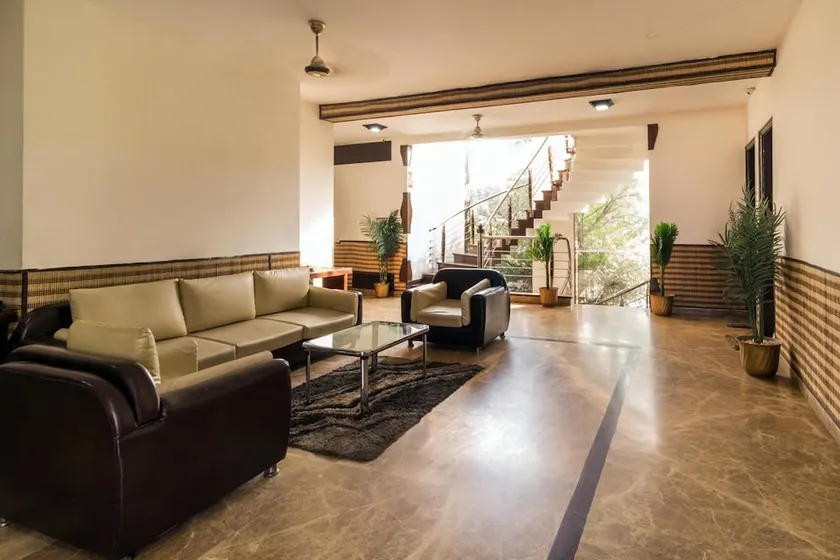 Hotel Empire Grand - Image 1