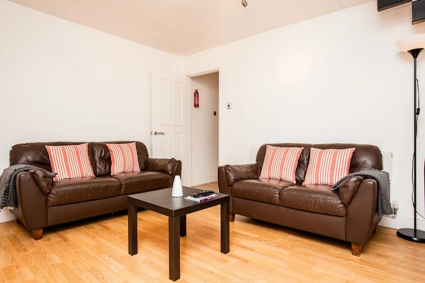 Bright &Spacious Family Home near London Bridge - Image 1