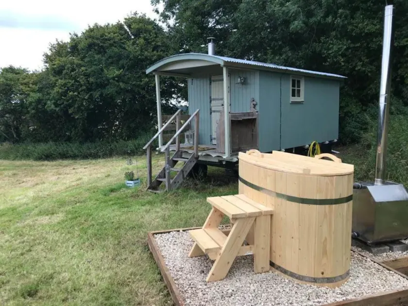 Charming Shepherds Hut With Wood Fired Hot Tub - Image 1