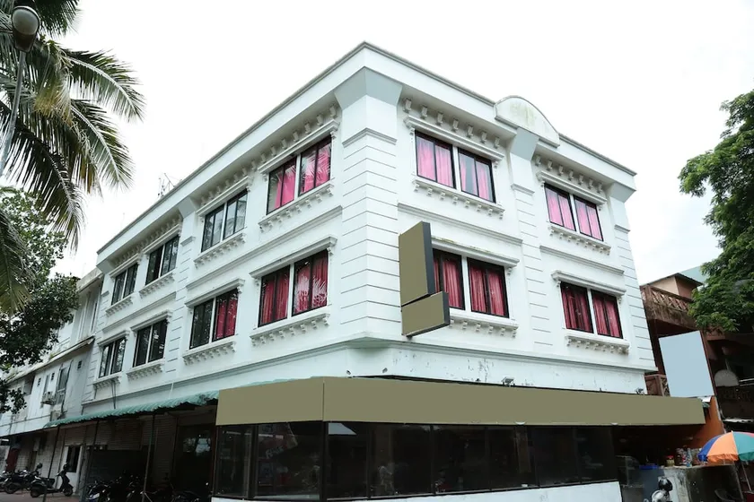 Hotel Viceroy by OYO Rooms - Image 1