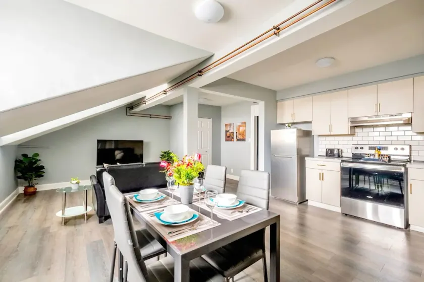 Charming 2BR Apartment In Downtown Hamilton - Image 1