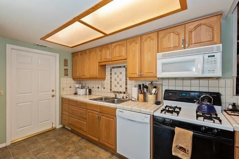 020 - Summit Haus - Image 1
