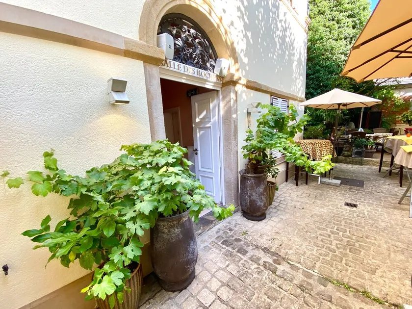Beautiful 1BR Apt w View Historic Town - Image 1