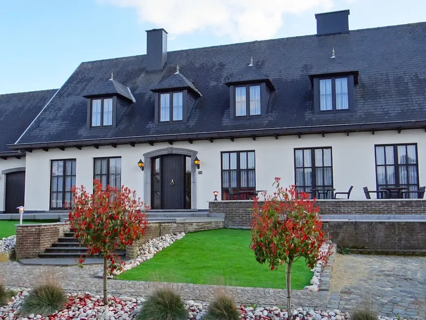 Charming Holiday Home With Jacuzzi in Bree - Image 1