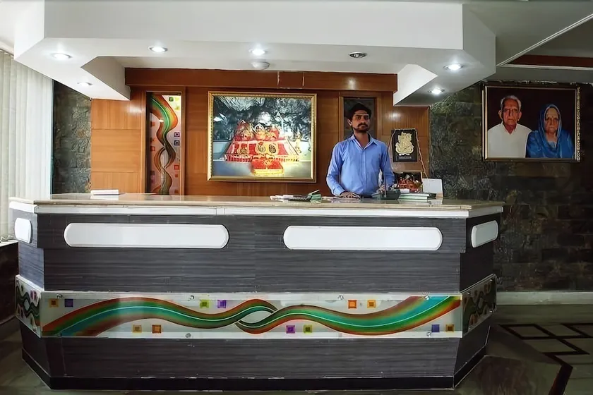Hotel Jagdamba by OYO Rooms - Image 1