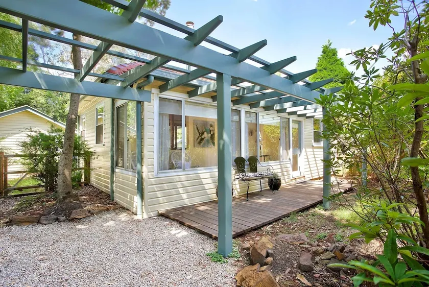 Stonewall Cottage and Studio - Image 1