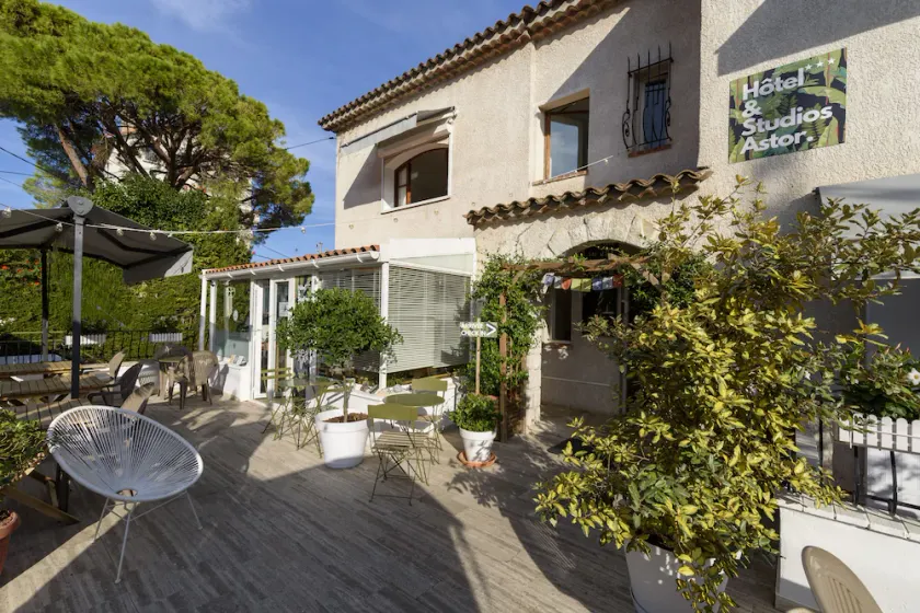 Hotel & Studio Astor - Image 1
