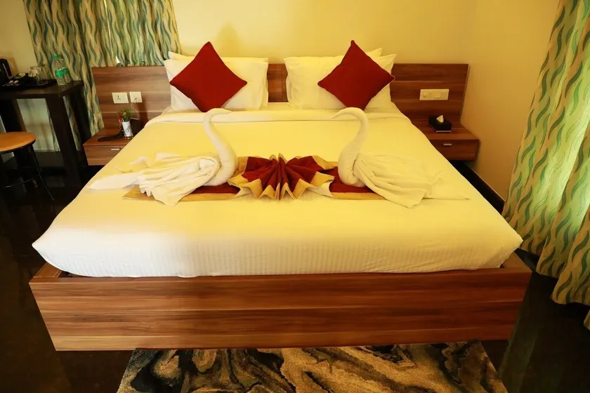 ZIONS HOTEL - Image 1
