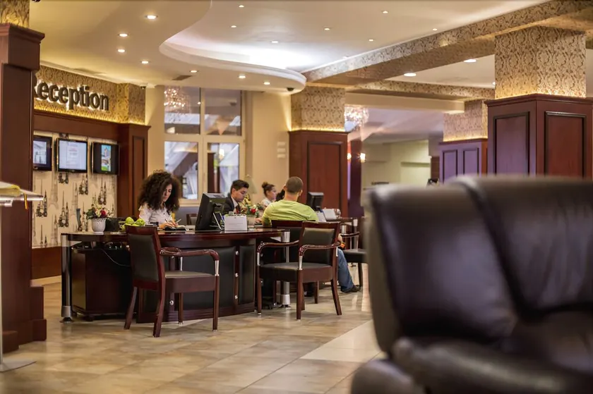 Caro Parc Hotel - Image 1
