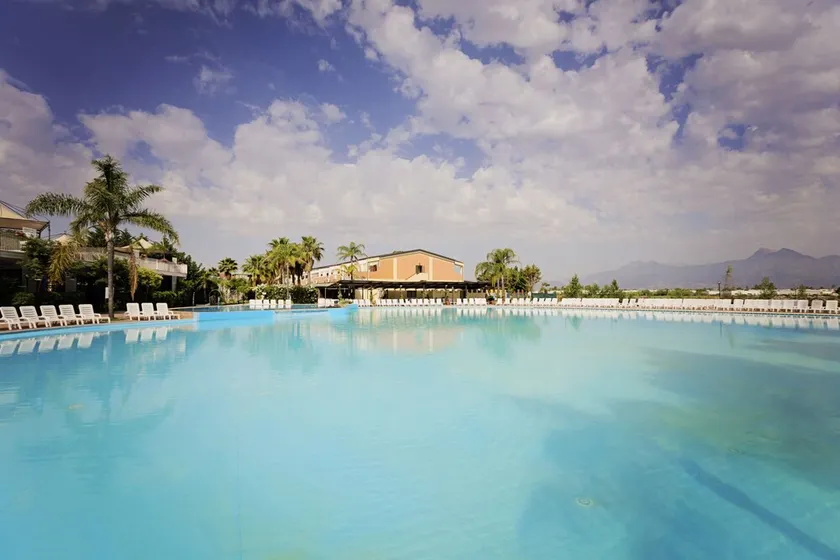 Minerva Hotel - Image 1