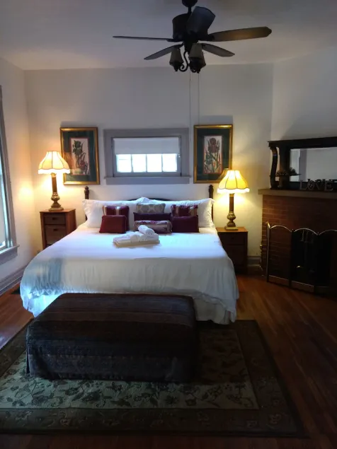 Beautiful Downtown Indy Guest Homes - Image 1