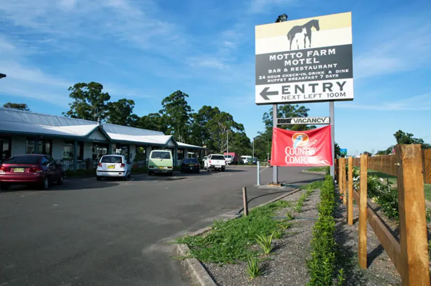 Country Comfort Motto Farm Motel - Image 1