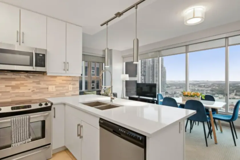 2BR 2BA Stampede and Calgary Tower View Free Park - Image 1