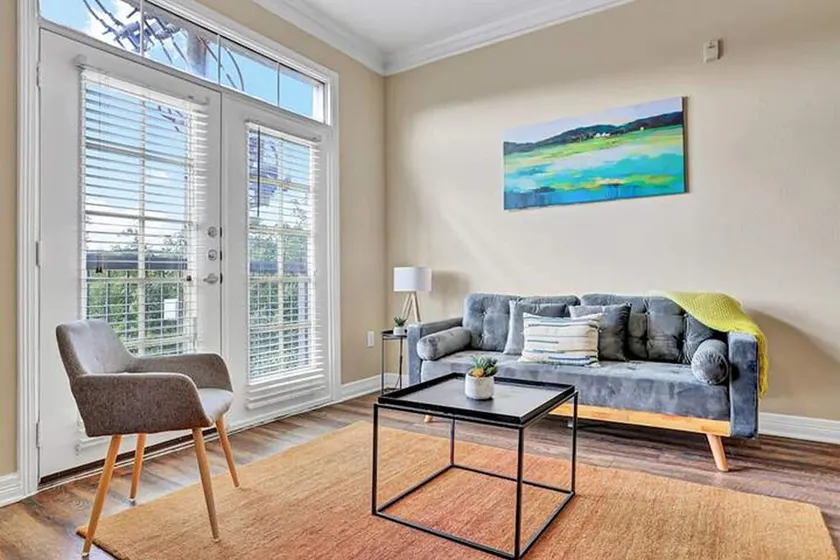 FRONTDESK Calais Midtown Apts Houston - Image 1