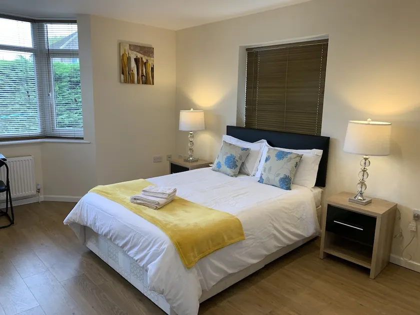 Very spacious 6 bed house with 2 en-suites, garden and free parking, ideal for a large group, sleeps - Image 1