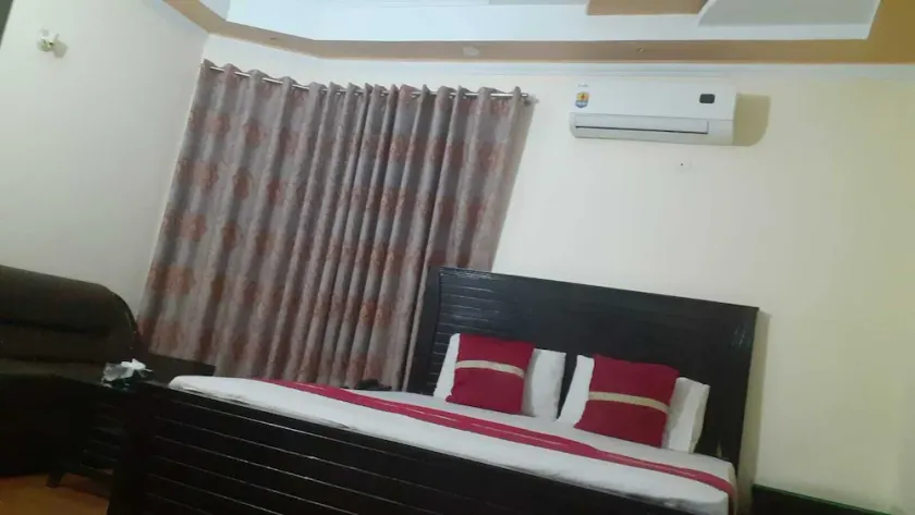 Hotel Pak Inn Gulberg - Image 1
