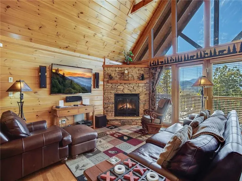 Bear Slide, 4 Bedrooms, Sleeps 10, Pool Access, Mountain View, Hot Tub - Image 1