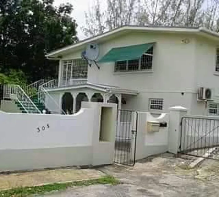 Charming 2-bed Apartment in Holetown.sunset Crest - Image 1
