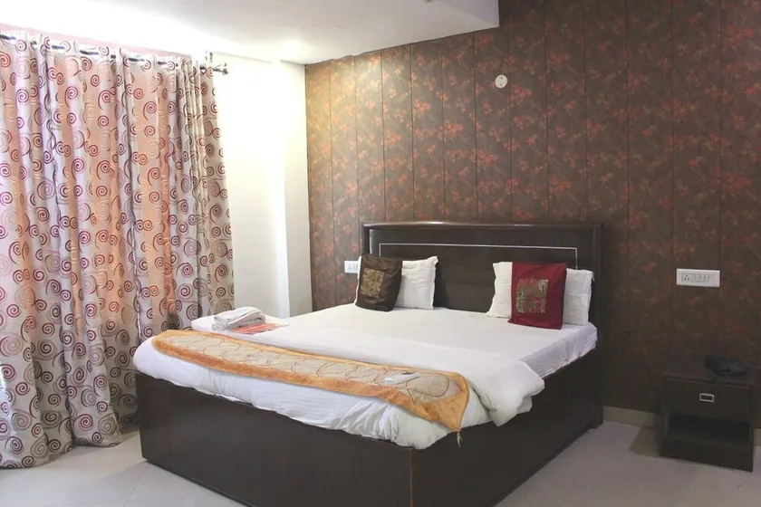 Hotel Redwood - Image 1