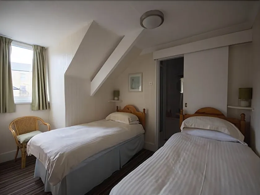 Poppy's Guest House - Image 1
