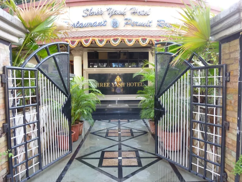 Shree Yash Hotel by OYO Rooms - Image 1