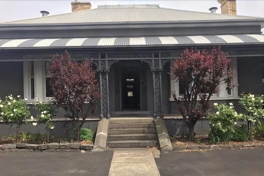 Newport Homestay And Lodge - Image 1