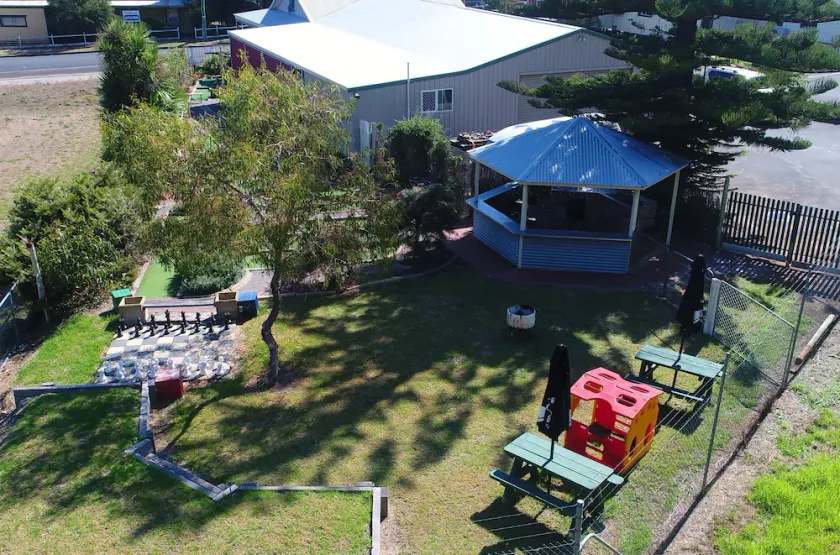 Pemberton Lodge, central location private minigolf - Image 1