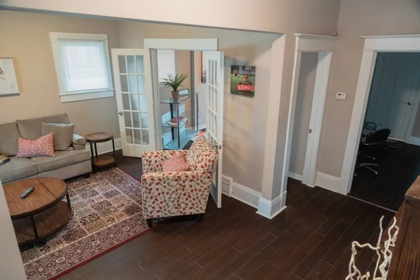 Beautiful 3 Bedroom Home Near Downtown - Image 1