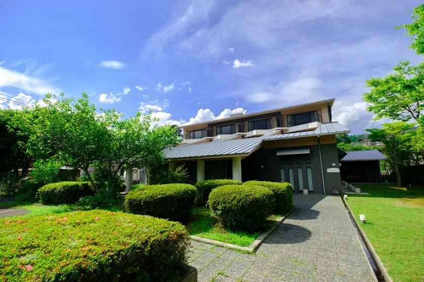 Benikea Yufuin Kinrinko Hotel Museum - Image 1