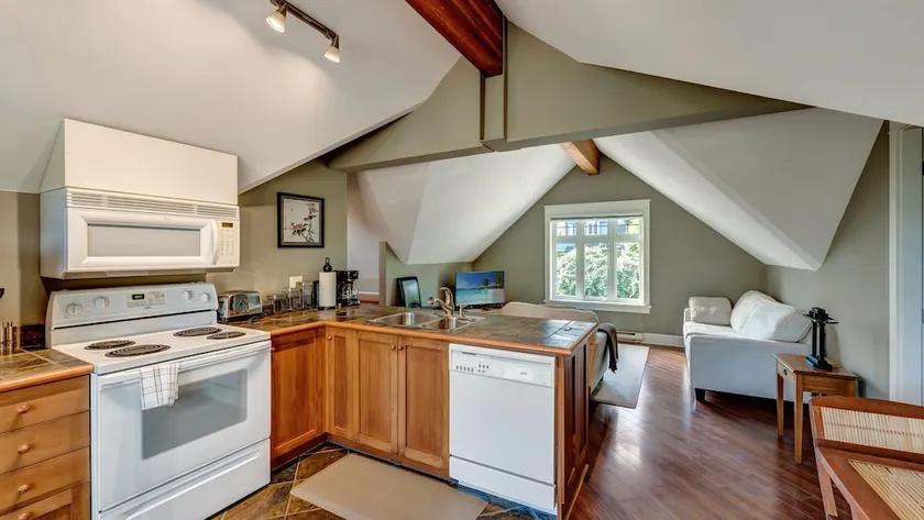 Parker by the Sea - Quaint Apartment with Beach Access - Image 1