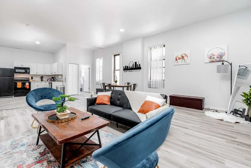 2BR Park Ave Townhome with parking by Cozysuites - Image 1