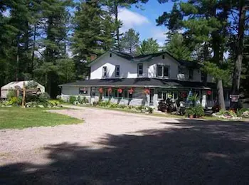 Happy Landing Lodge - Image 1