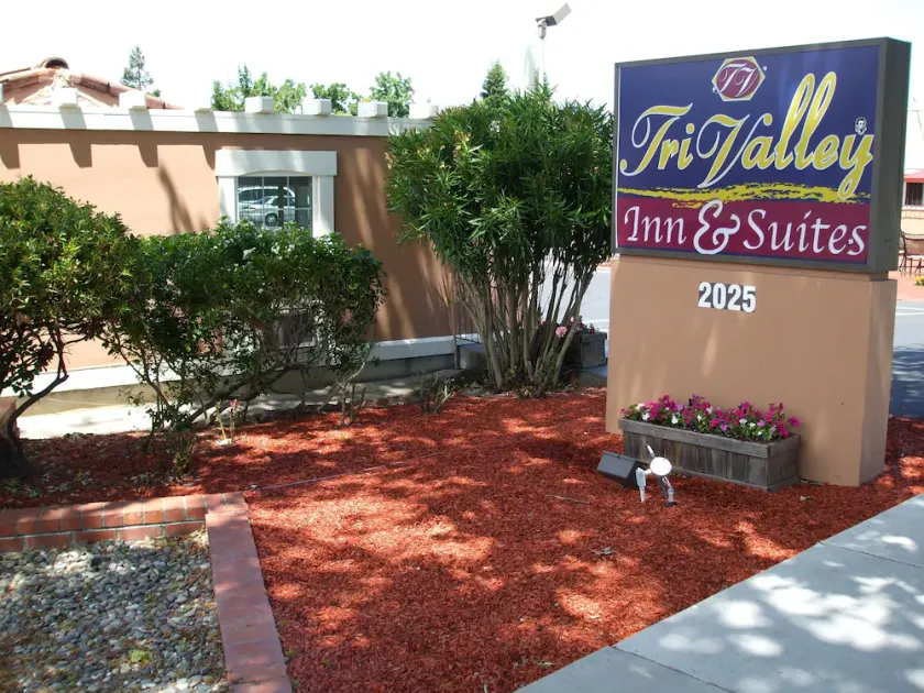 Tri-Valley Inn & Suites - Image 1