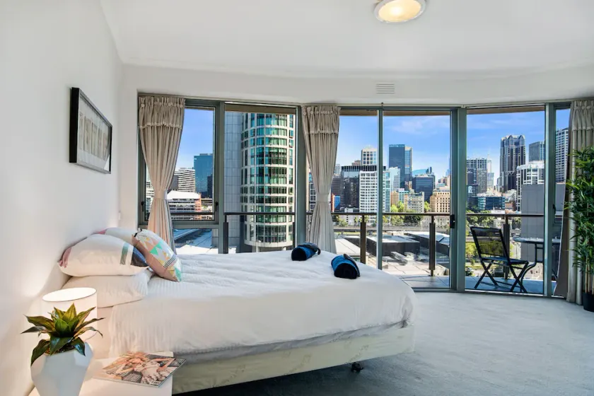 Southbank Tower Apartments - Image 1