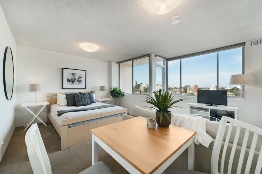 Bright and Sunny Studio Apartment - Image 1