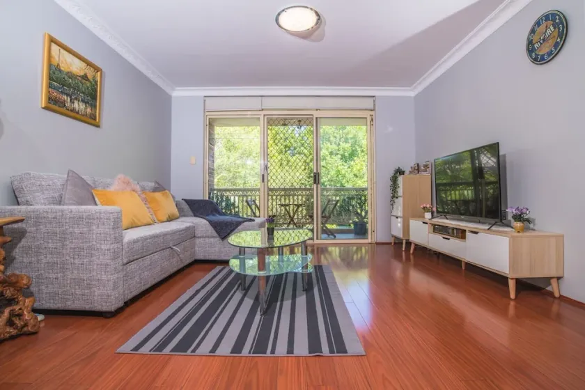 Rustic Hardwood 2 Bedroom Apartment in Randwick - Image 1