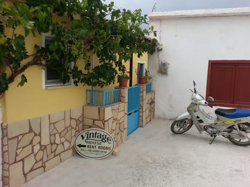 Vintage House-Vori-Rent Rooms - Image 1