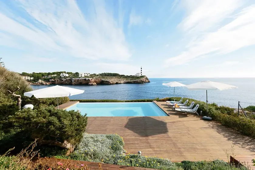 Sea Front Luxurious Villa - Image 1