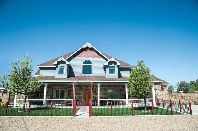 Yellow Rose Inn - Image 1