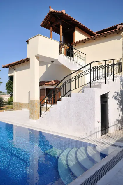Family Maisonette with Pool near the Beach - Image 1