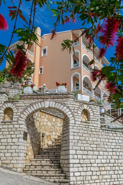 Naftis Apartments - Image 1