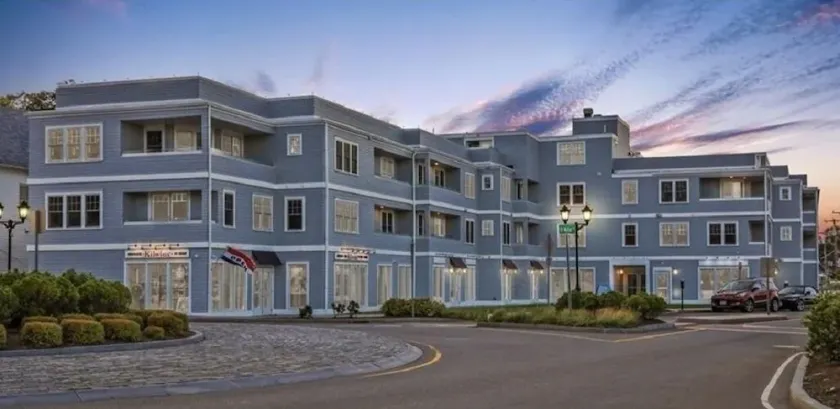 Harbourtown Suites Luxury Condo - Image 1