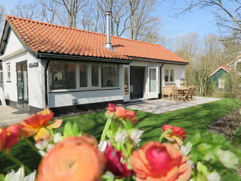Pleasant house, directly behind the dunes of the Netherlands' largest southern beach! - Image 1