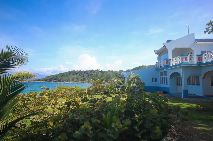 Cottage On The Ocean - Image 1