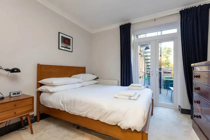 Stylish 2 Bedroom Flat With Large Private Garden - Image 1