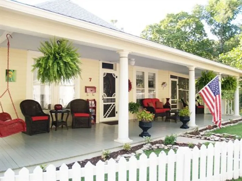 Red Bud Manor - Image 1