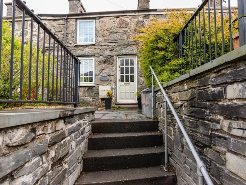 Carreg Lwyd - Image 1