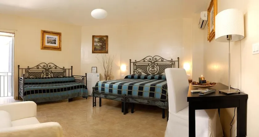 Leccelso Bed And Breakfast - Image 1