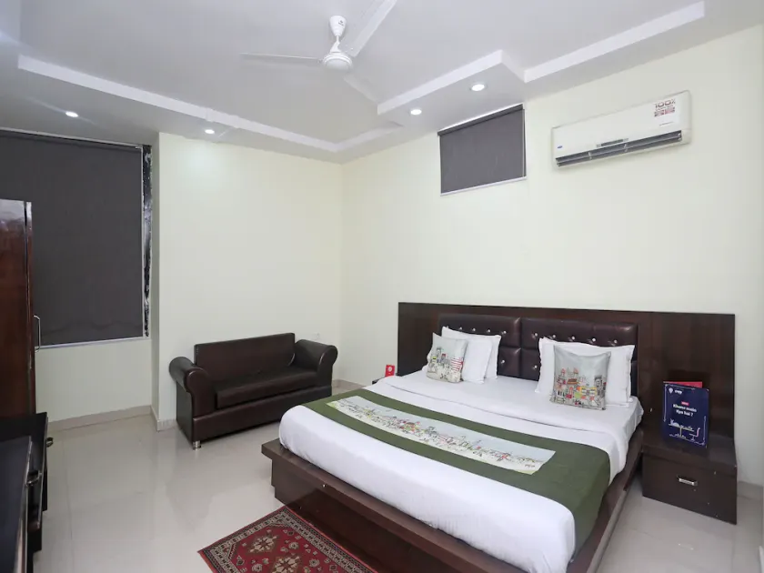 Hotel New Shiv Murti By OYO Rooms - Image 1